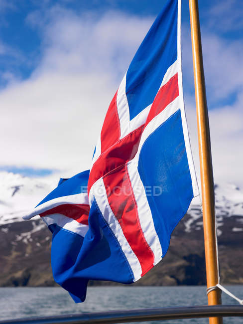 Bandeira islandesa no barco — Fotografia de Stock