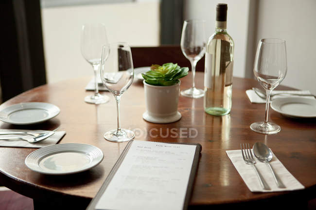 Primo piano della tavola apparecchiata nel ristorante — Foto stock
