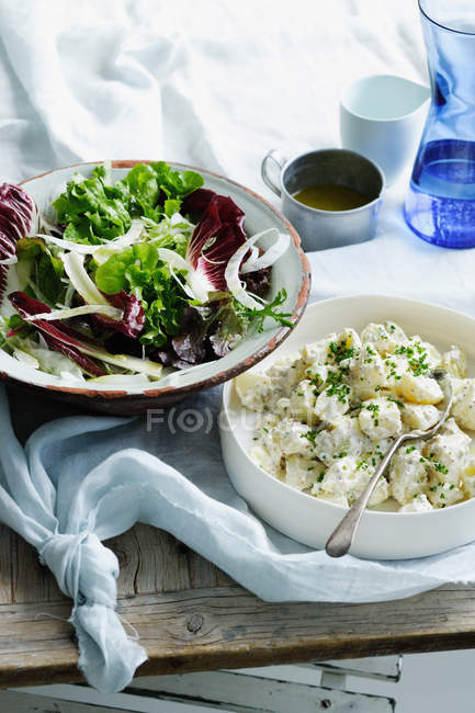 Salada com macarrão em tigelas — Fotografia de Stock