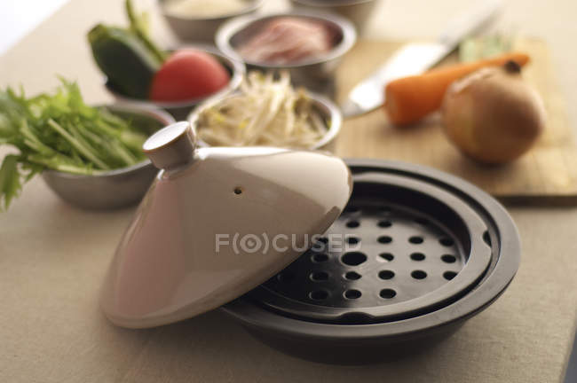 Ásia steamer com ingredientes no cozinha contador — Fotografia de Stock