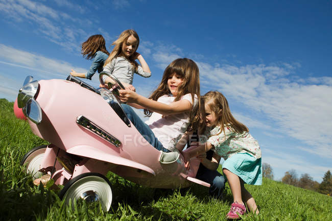 Chicas conduciendo juguete avión al aire libre - foto de stock