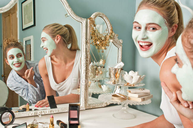 Frauen mit Gesichtsmasken — Stockfoto