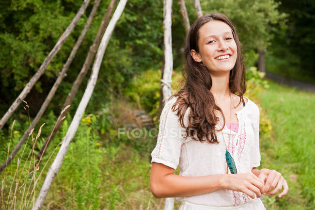 Teenage girl relaxing in the countryside — Stock Photo