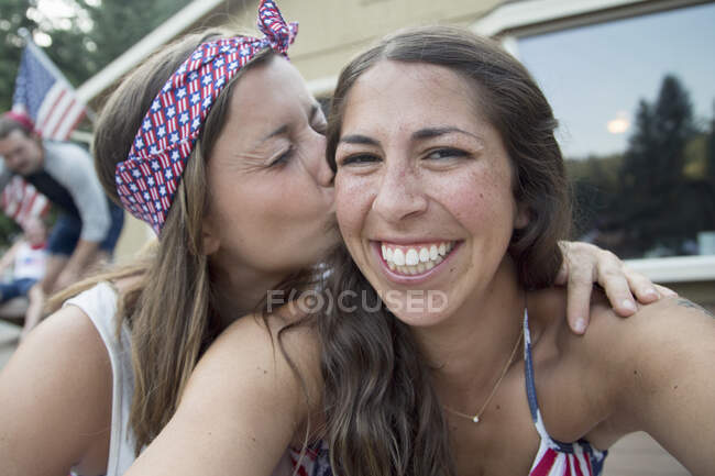 Автопортрет двух молодых женщин, празднующих День независимости, США — стоковое фото