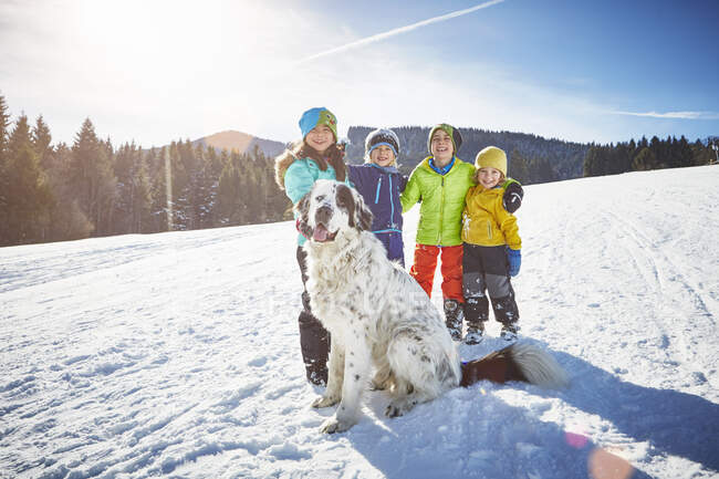 Bambini che giocano nella neve — Foto stock