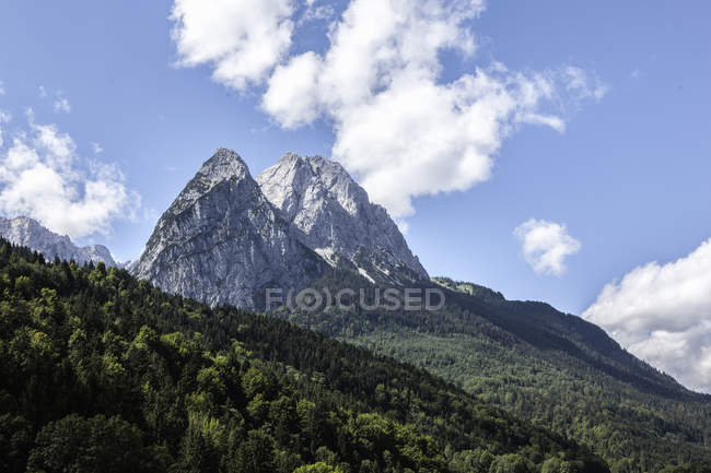 Montanhas cercadas por floresta — Fotografia de Stock
