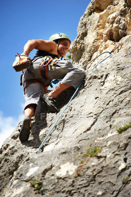 Man Climbing cliff at daytime — Stock Photo