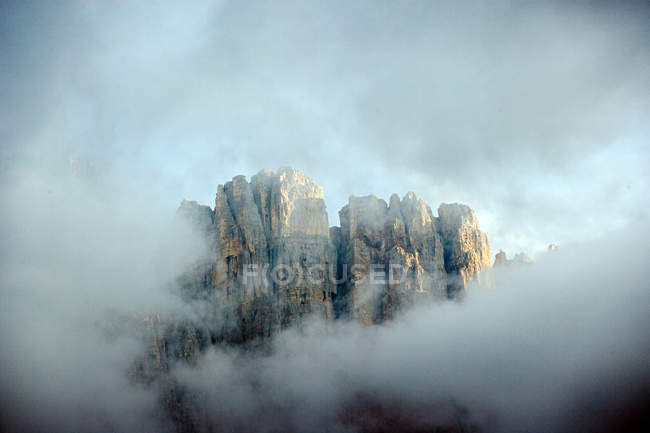 Mont Latemar dans le brouillard — Photo de stock