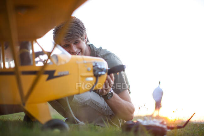 Uomo che gioca con aeroplano giocattolo nel parco — Foto stock