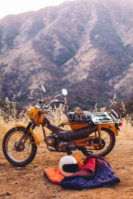 Moto con sacco a pelo accanto, Sequoia National Park, California, USA — Foto stock