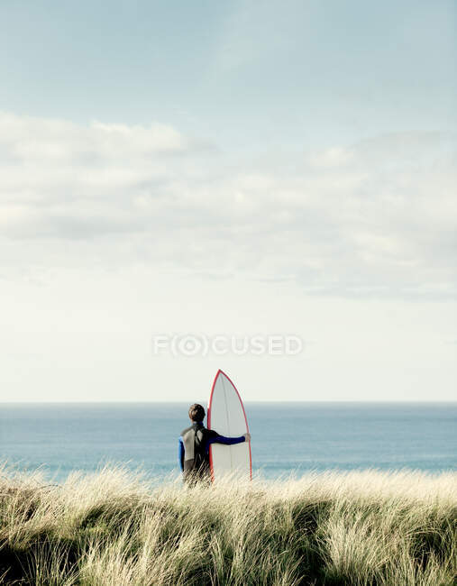 Surfista che guarda verso il mare — Foto stock