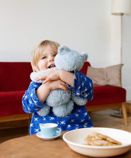 A boy toddler cuddling his teddy bear — Stock Photo