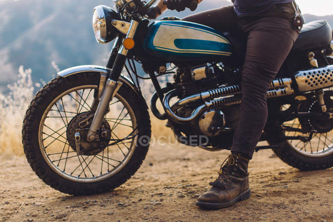 Чоловік сидить на мотоциклі, низька секція — стокове фото