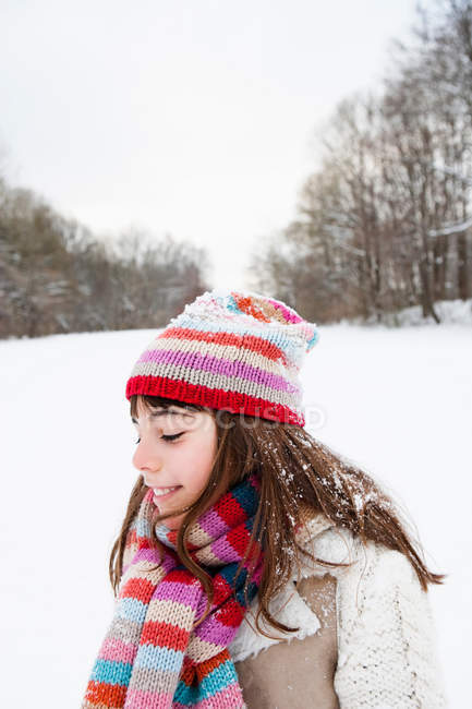 Mädchen steht im Schneefeld — Stockfoto