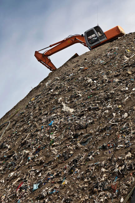 Escavadora no centro de coleta de lixo — Fotografia de Stock