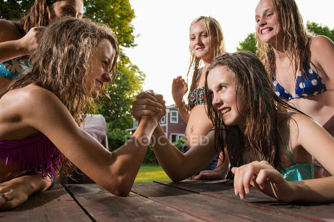Two girls arm wrestling — Stock Photo