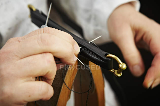 Close up de mãos costura de couro — Fotografia de Stock