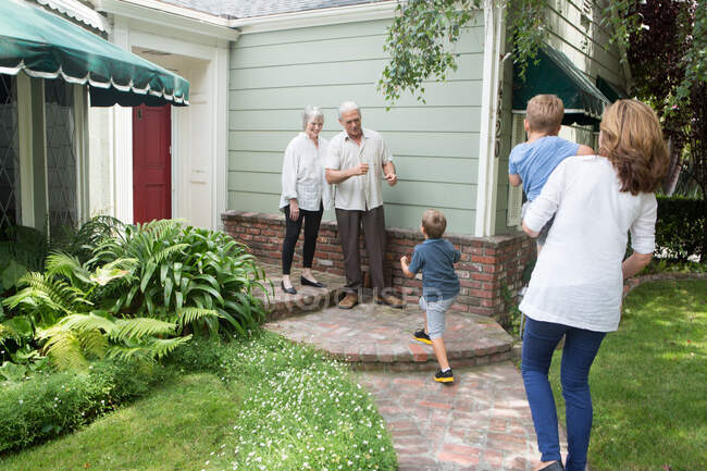 Coppia di anziani che saluta la famiglia a casa — Foto stock