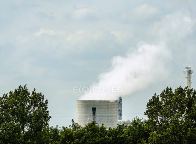 Дым от дыма на химическом заводе — стоковое фото