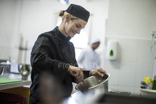 Kapstadt, Südafrika, Koch in der Küche — Stockfoto