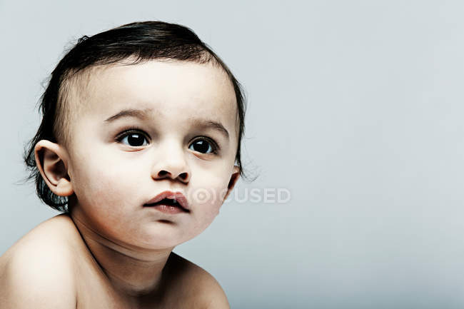 Portrait de bébé garçon détournant les yeux — Photo de stock
