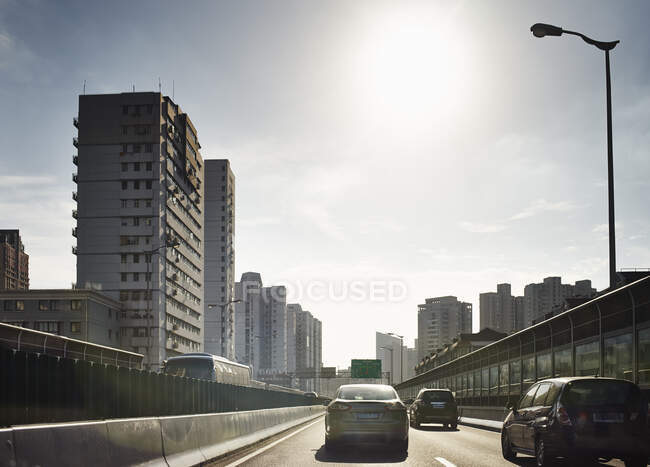 Traffico in autostrada di fronte allo skyline della città, Shanghai, Cina — Foto stock