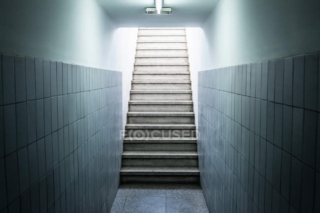 Escalera vacía en el edificio - foto de stock