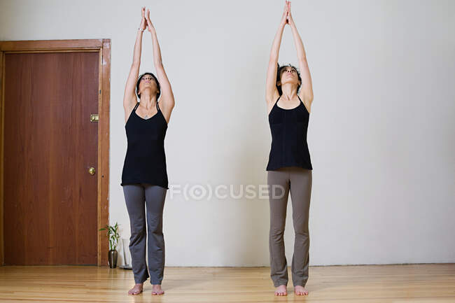 Donne che si allungano durante lo yoga — Foto stock