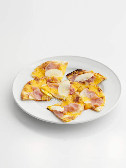 Flatbread with ham and cheese — Stock Photo