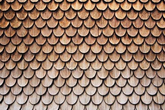 Vue de la texture des tuiles de toit en bois — Photo de stock