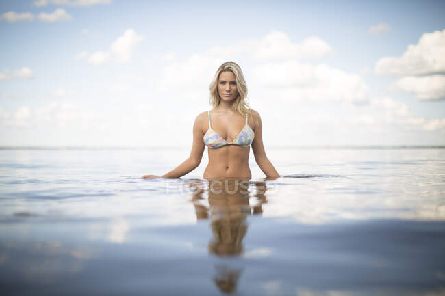 Retrato de mulher bonita com longos cabelos loiros no mar, Praia de Santa Rosa, Flórida, EUA — Fotografia de Stock