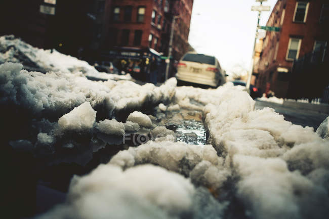 Nivel superficial de nieve que se convierte en aguanieve en la carretera - foto de stock