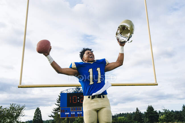 Teenage American football player celebrating — Stock Photo