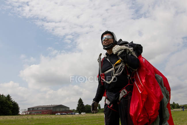 Portrait d'un parachutiste tenant un parachute — Photo de stock