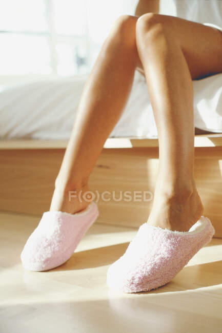 Limpio afeitado piernas femeninas - foto de stock