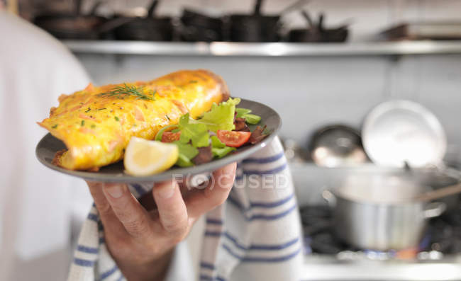 Tortilla de cocina con salmón y limón - foto de stock