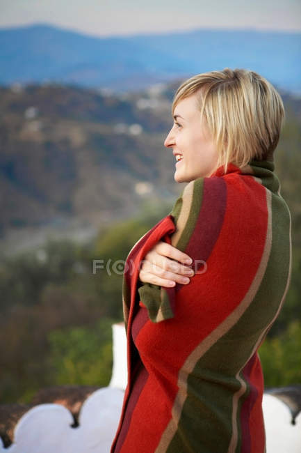 Mulher envolto em um cobertor — Fotografia de Stock