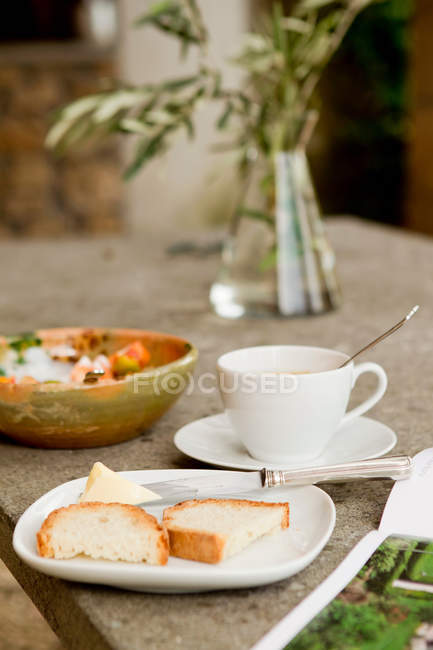 Conjunto de mesa com café da manhã comida e xícara de café — Fotografia de Stock