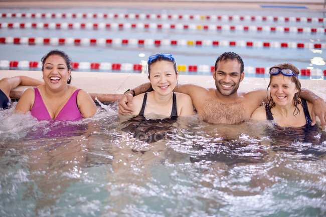 Menschen entspannen sich im Schwimmbad — Stockfoto