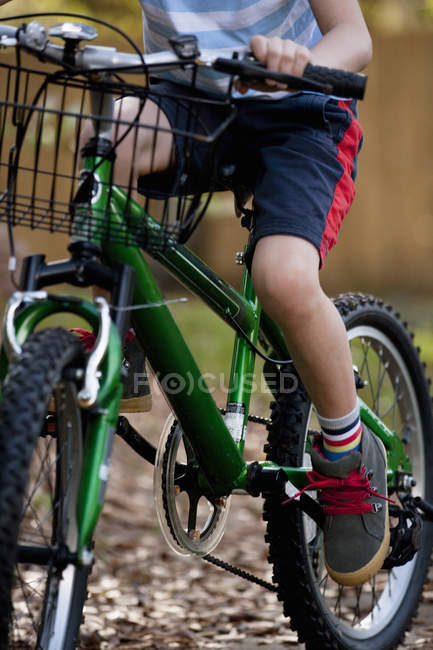Imagen recortada de Niño montar en bicicleta - foto de stock