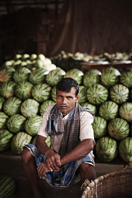 Vendedor que vende melancias no mercado — Fotografia de Stock