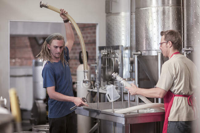 Кейптаун, Южная Африка, двое мужчин регулируют пивоварню — стоковое фото