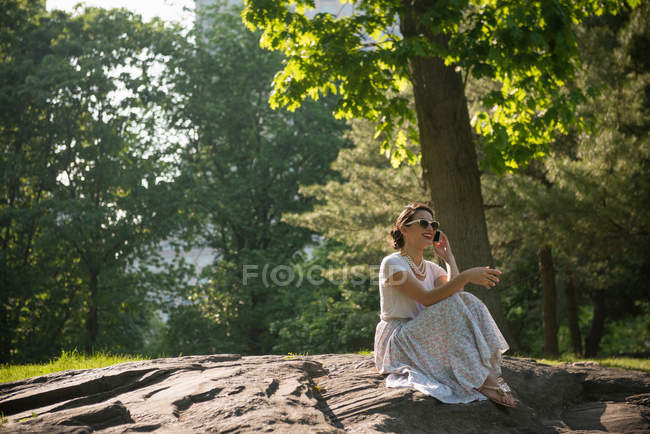 Mulheres adultas médias usando telefone celular em Central Park, Nova York — Fotografia de Stock