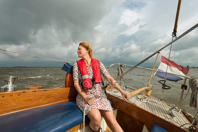 Mujer barco de dirección en aguas rocosas - foto de stock