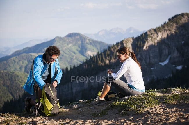 Senderistas descansando, Sendero Sunset Peak, Catherine 's Pass, Wasatch Mountains, Utah, Estados Unidos - foto de stock