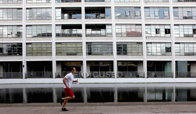 Homme courant sur la rue de la ville — Photo de stock