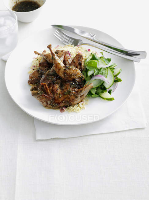 Курица с рисом и салатом на тарелке — стоковое фото