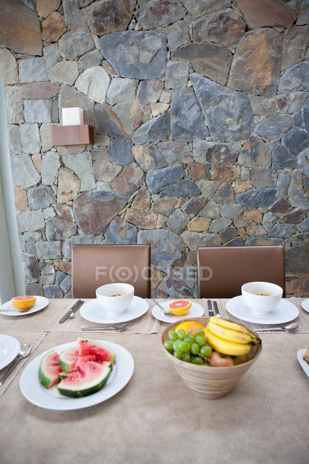 Coloque as configurações na mesa de café da manhã — Fotografia de Stock
