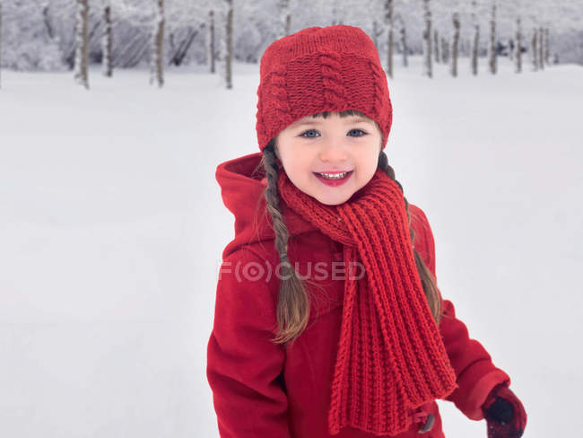 Sonriente chica jugando en la nieve - foto de stock
