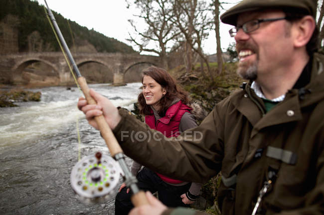 Paar fischt Lachse im Fluss — Stockfoto